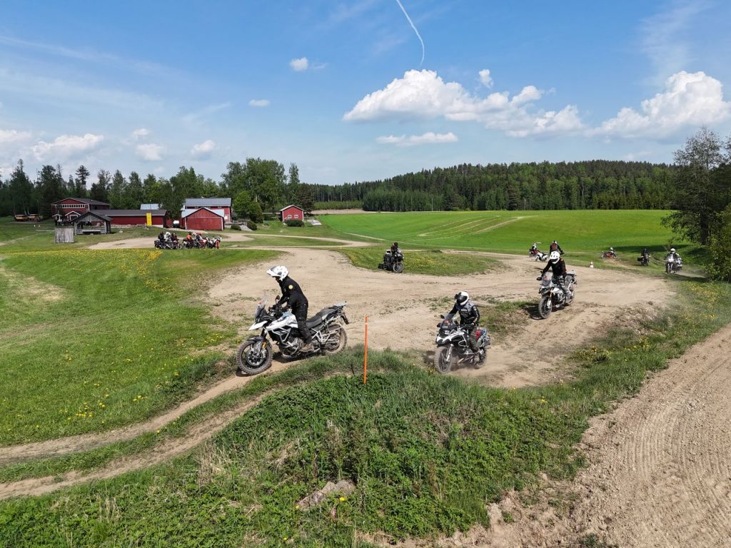 Adventure moottoripyörät harjoitteluradalla