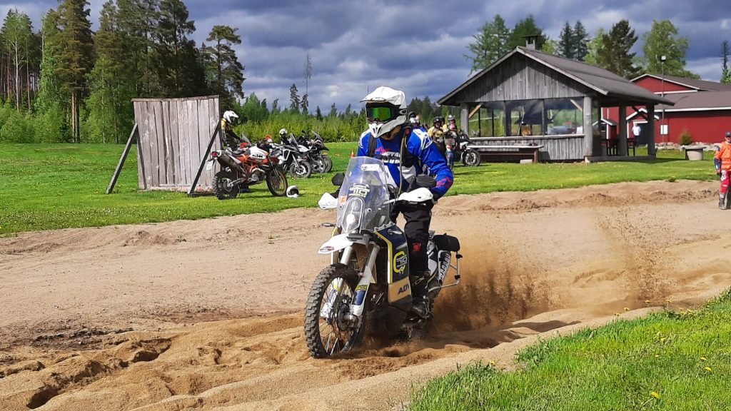 Adventure moottoripyörä hiekkaradalla