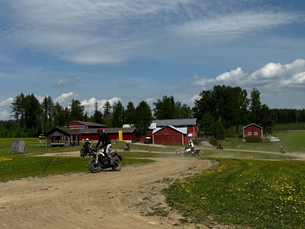 Adventure moottoripyörät harjoitteluradalla